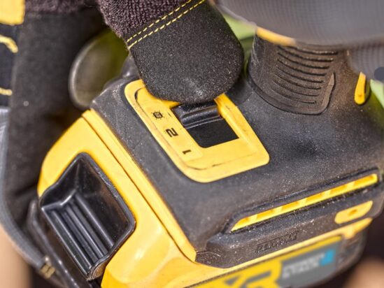 DCF870E2T Hyrdralic Impact Driver 18V 2 x 1.7Ah POWERSTACK™ Li-ion - Image 3