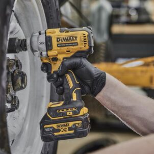 DCF891P2T XR BL 1/2in Hog Ring Anvil Impact Wrench 18V 2 x 5.0Ah Li-ion - Image 2