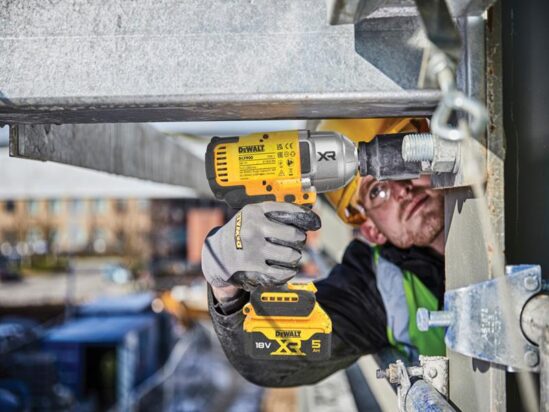 DCF900P2T XR Brushless 1/2in High Torque Impact Wrench 18V 2 x 5.0Ah Li-ion - Image 5