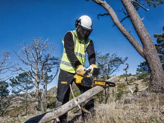 DCM565N XR Brushless Chainsaw 18V Bare Unit - Image 2