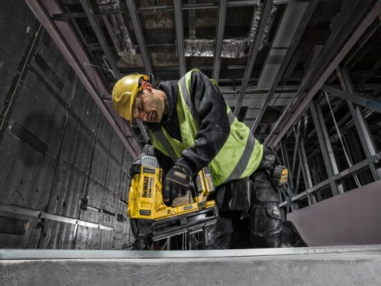 DCN890P2 XR Brushless Concrete Nailer 18V 2 x 5.0Ah Li-ion - Image 3