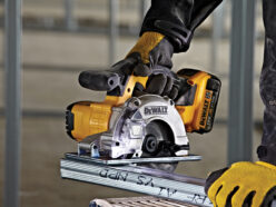 DCS373N XR Metal Cutting Circular Saw 140mm 18V Bare Unit