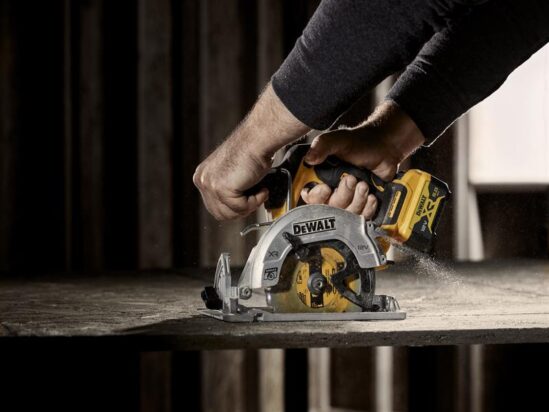 DCS512D2 Brushless XR Circular Saw 12V 2 x 5.0Ah Li-ion - Image 4