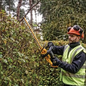 DCMHT563N XR Hedge Trimmer 18V Bare Unit - Image 2