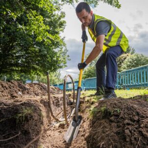 Long Handled Trenching Shovel - Image 3